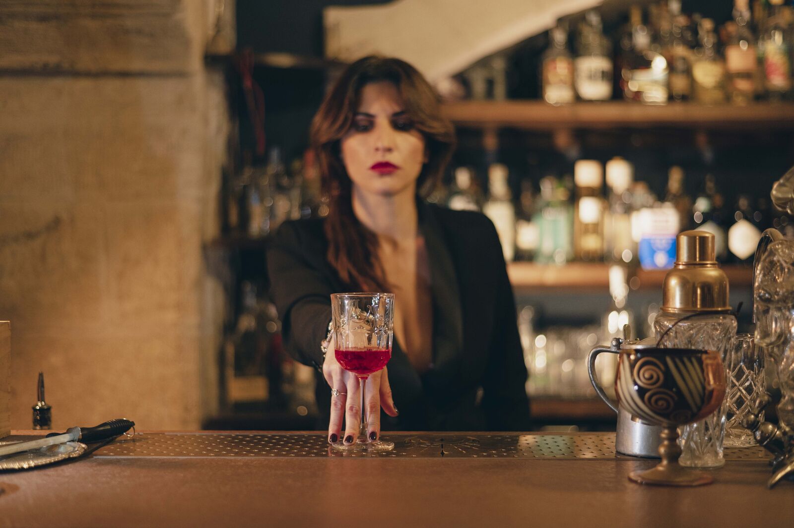Antonella Benedetto al bancone mentre prepara un cocktail