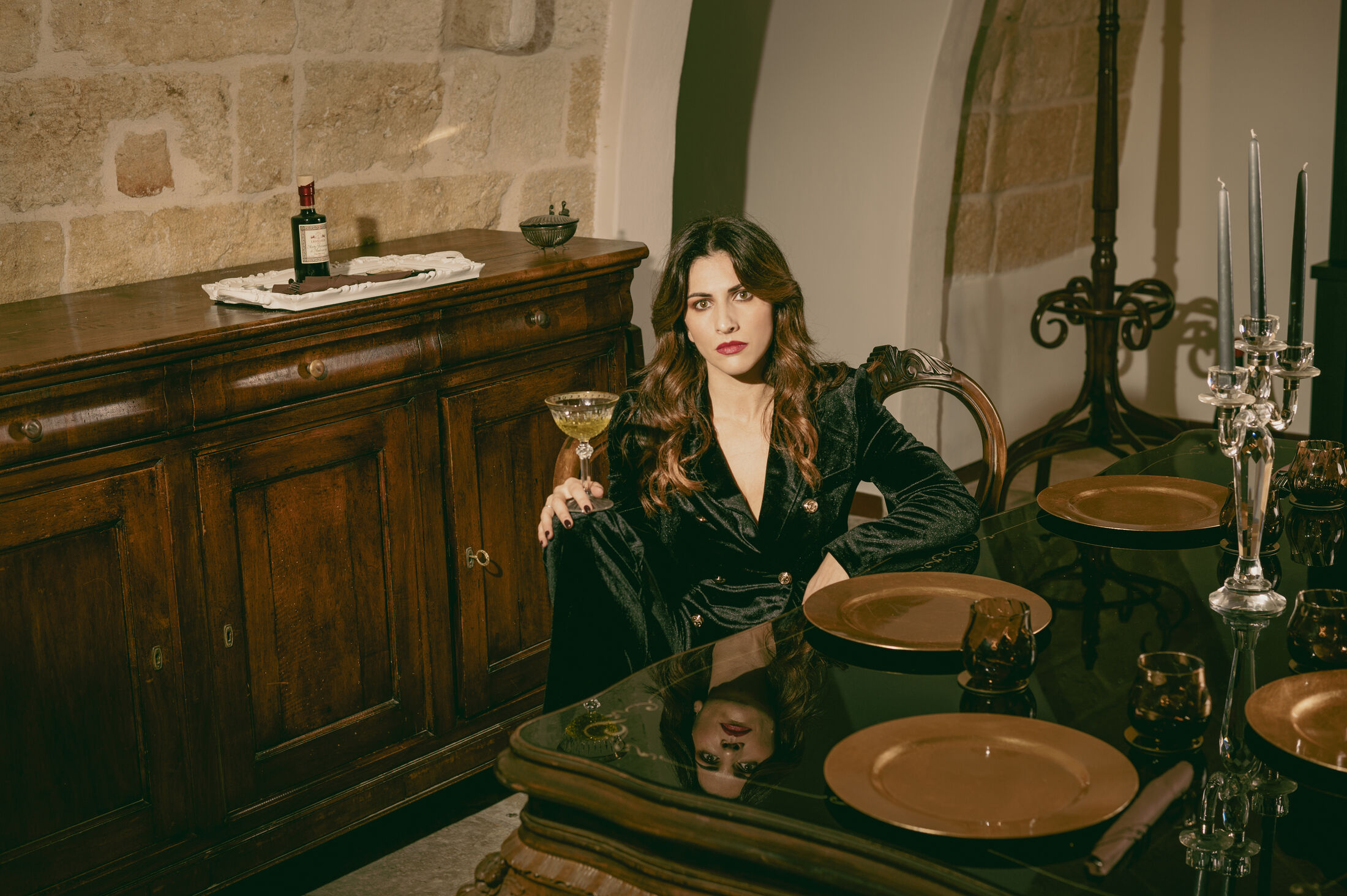 La tavola del Moonshine, sottopiatti dorati e candelabri