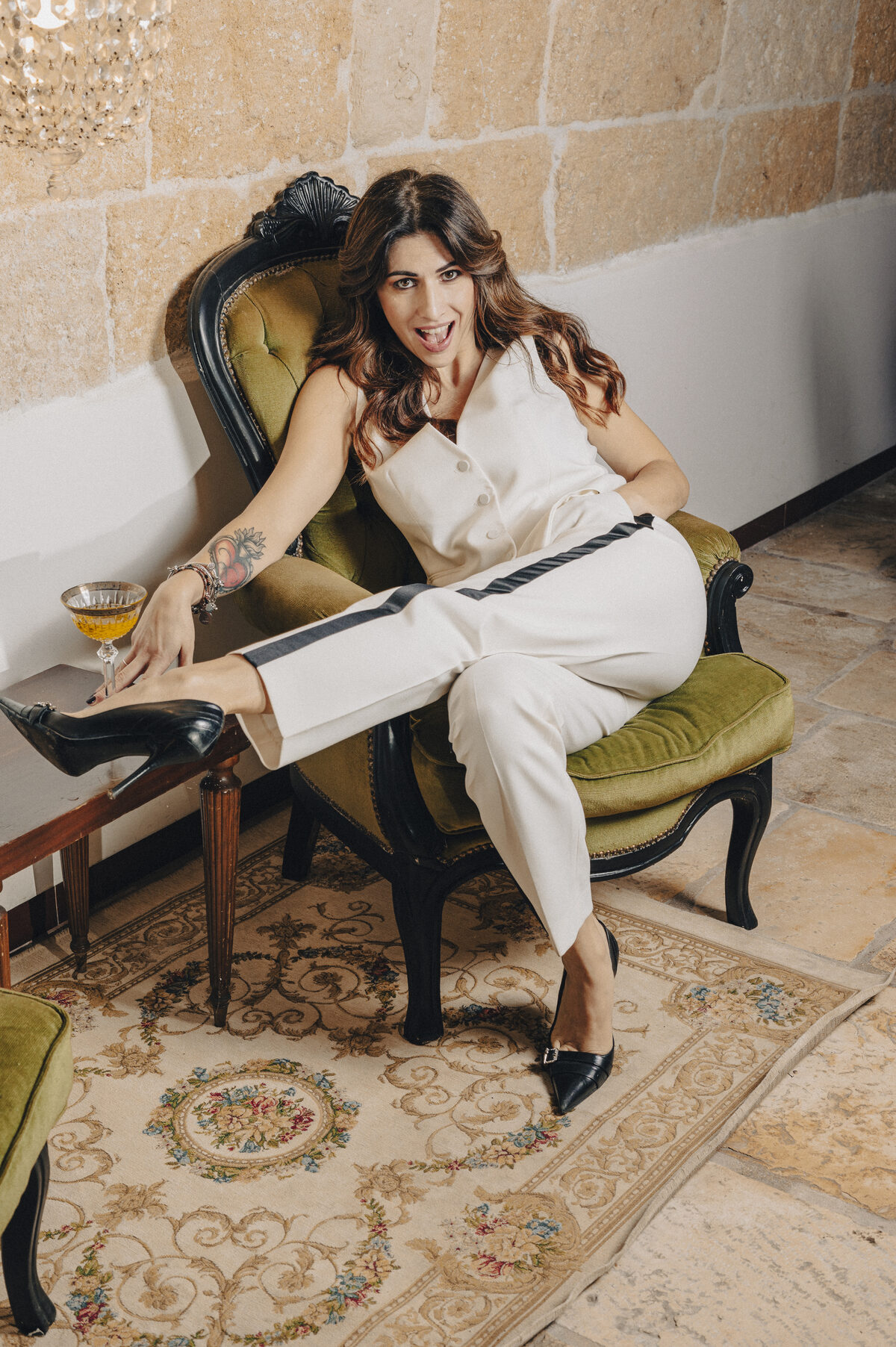 Antonella Benedetto in piedi sulla poltrona del bistrot