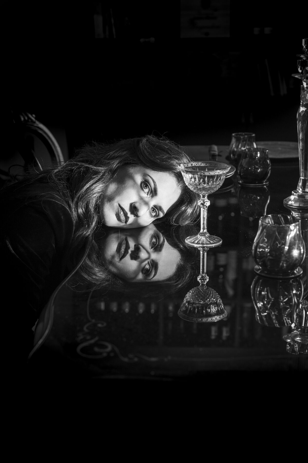 Antonella Benedetto riflessa sul tavolo nero