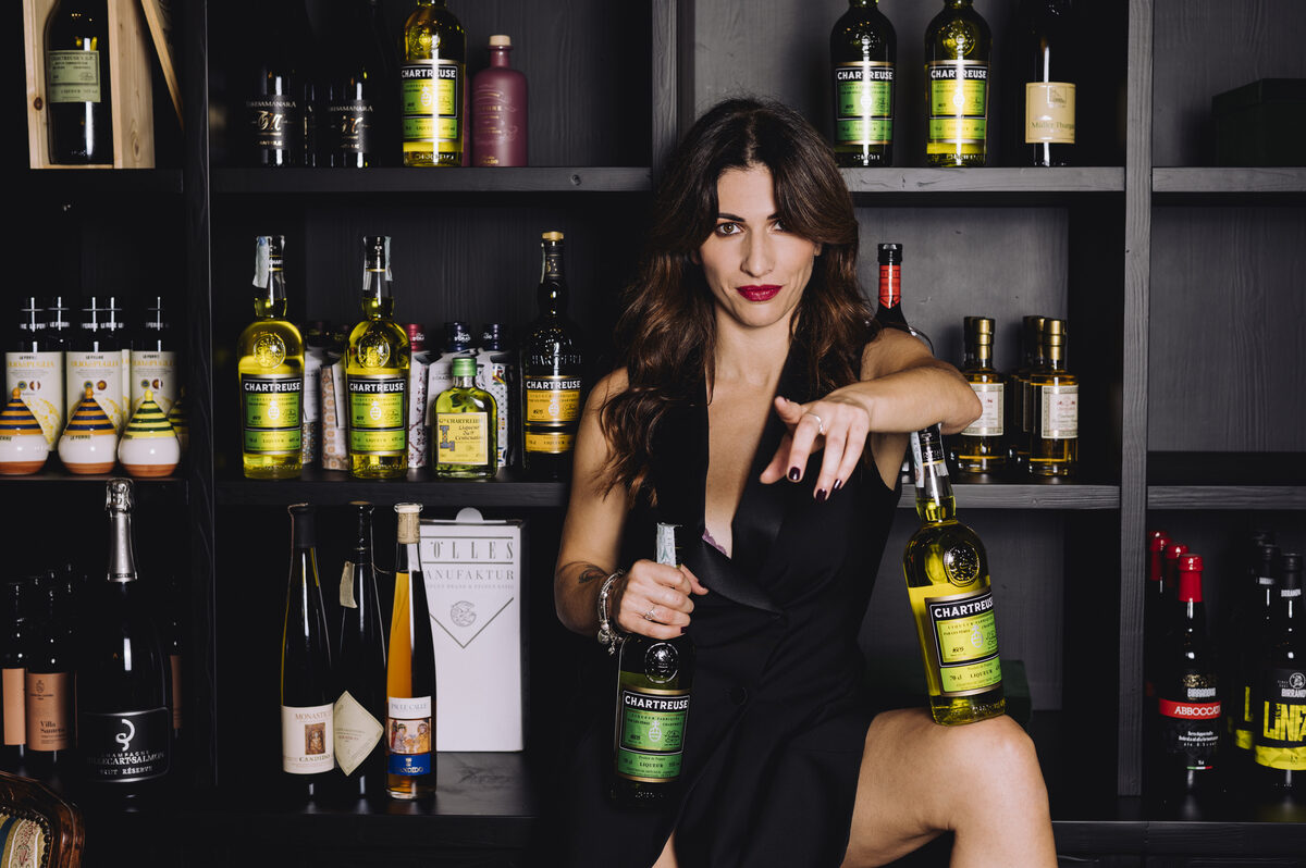 Antonella Benedetto con la bottiglia di Chartreuse